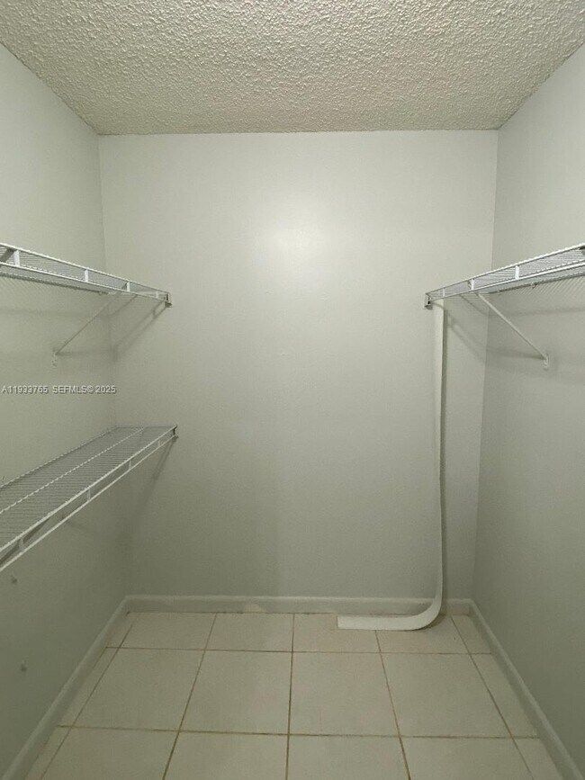 Building Photo - 9999 Summerbreeze Dr