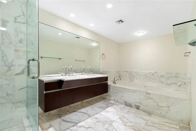 Building Photo - 2627 S Bayshore Dr