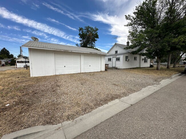 Building Photo - 2bed, 1bath 1,186sq.ft. home with large de...