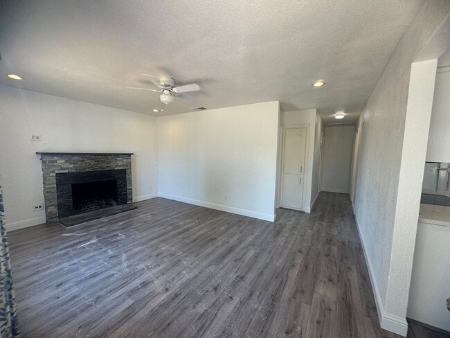 Building Photo - 4 Bedroom Home in Sacramento