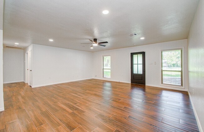 Building Photo - 6930 S Oak Bend Dr