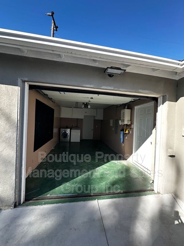 Building Photo - 2285 Santa Ana Ave