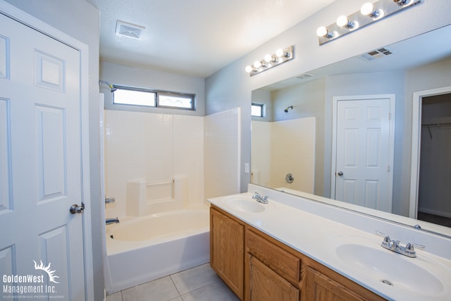 Building Photo - Beautiful 4Bdm 2.5Ba Home in East Las Vegas!