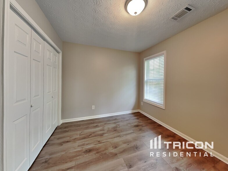 Building Photo - 1512 Riverglen Dr
