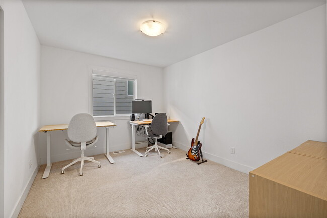 Building Photo - Modern Luxury Living in the Heart of Kirkland- Available for RENT August 15th