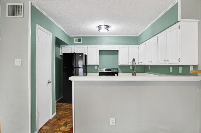 Building Photo - 5900 Grelot Rd