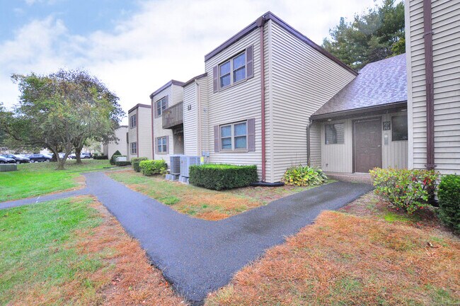 Building Photo - 710 Twin Circle Dr