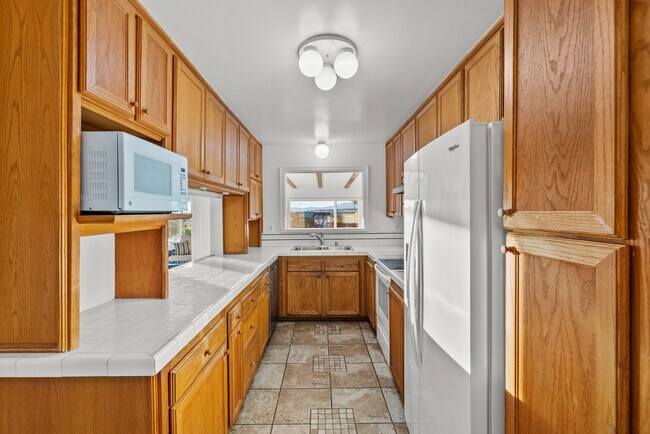 Building Photo - 10561 Alskog St