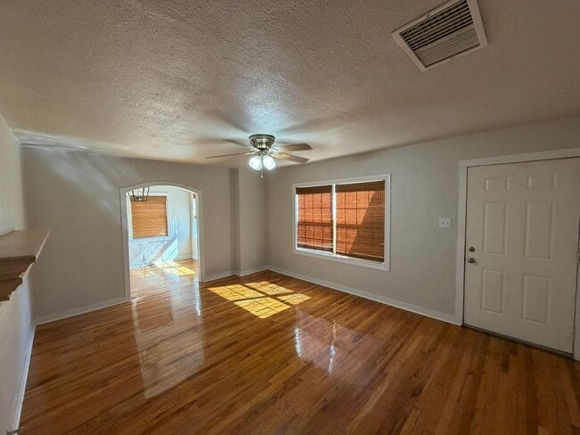 Building Photo - 3 Bed 1 Bath Home