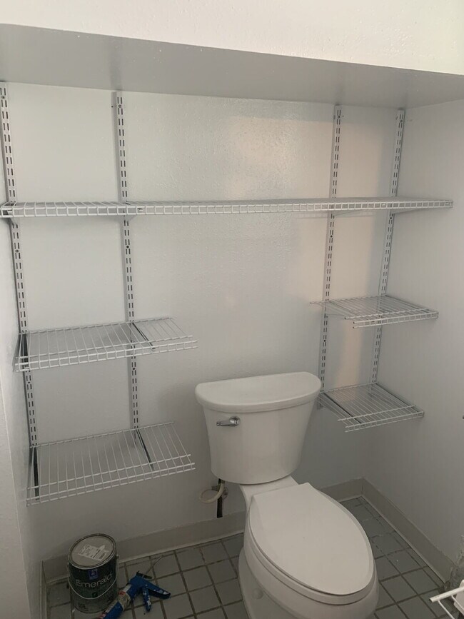 Building Photo - Spacious 1,000 Sq Ft 1 bedroom Lower Unit ...