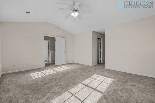 Building Photo - Fully Remodeled in Nov 2025!