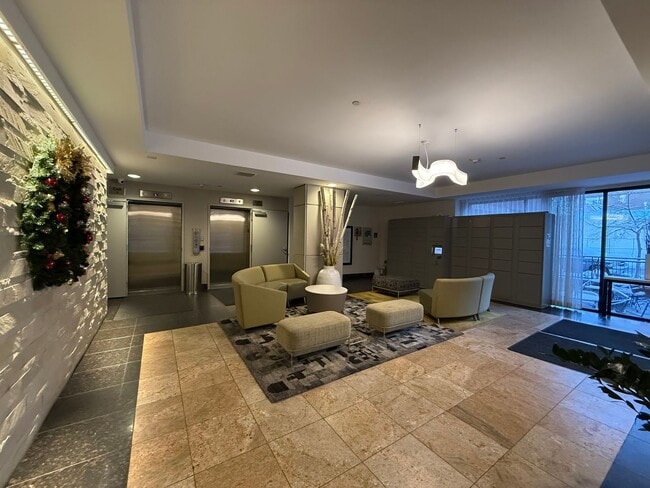 Building Photo - Cozy downtown condo