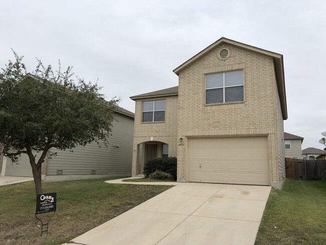Building Photo - SPACIOUS 3 BEDROOM FEATURING 2 LIVING AREA...