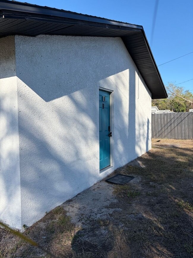 Building Photo - Renovated Studio