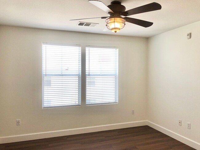 Building Photo - Beautifully Upgraded & Appointed End Condo...