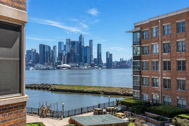 Building Photo - 22 AVENUE AT Port