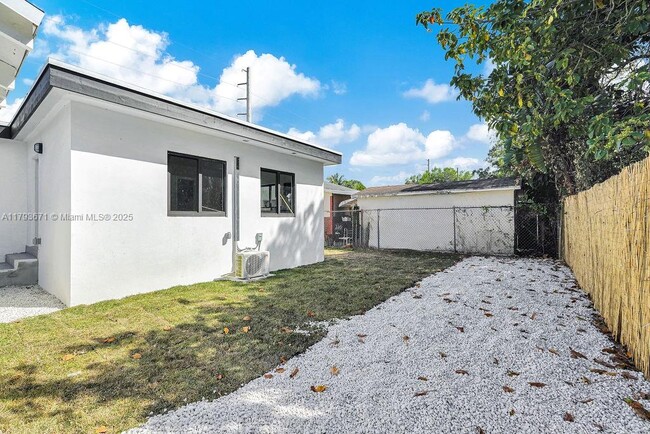 Building Photo - 3040 NW 13th Ave