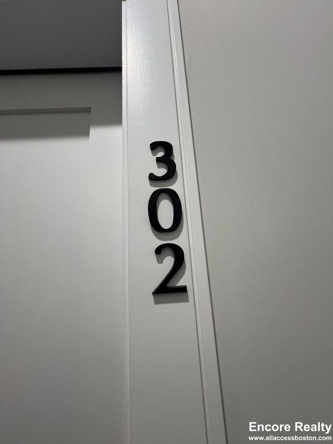 Building Photo - 157 Everett St