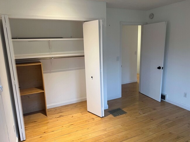 Building Photo - 10571 Center Rd