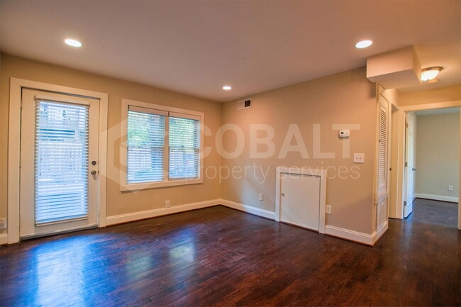 Building Photo - 626 Irwin St NE