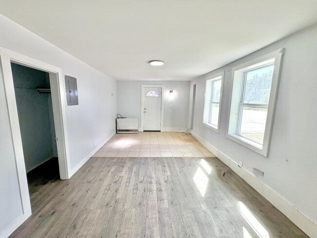Building Photo - 1294 US-1 Apt E