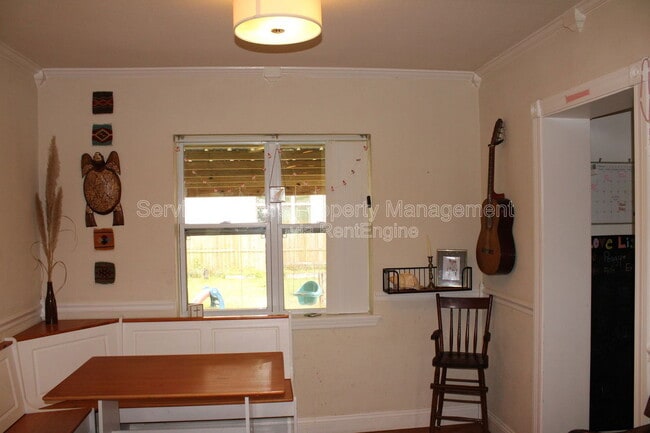 Building Photo - 1550 E Leonard St