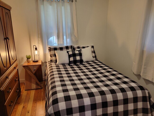 Building Photo - 505 W Spokane Ave