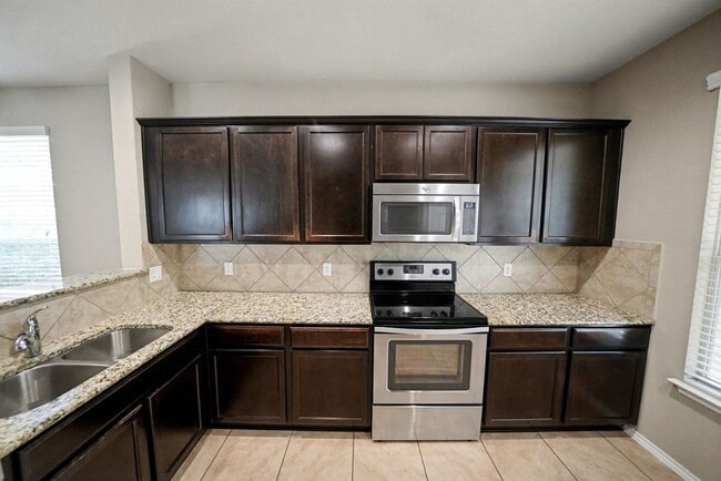 Building Photo - Beautiful 4-Bedroom, 3-Bath Home in Kensin...