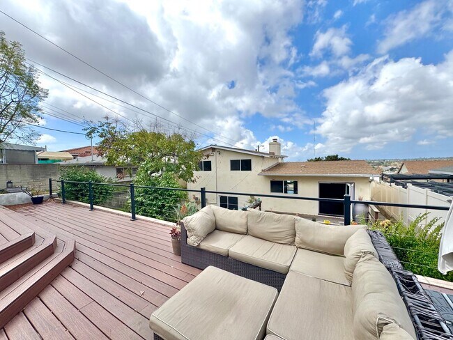 Building Photo - Huge Oak Park Home! 4bd/2.5ba house with incredible yard w/ VIEWS + spa, A/C, garage, W/D!