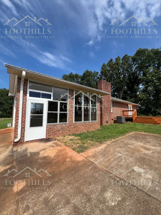 Building Photo - Peaceful Country Living with Stunning View...