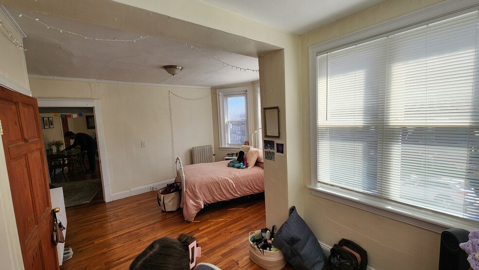 Building Photo - 213 Kelton St