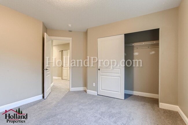 Building Photo - Bright & Spacious 3-Bedroom Hillsboro Home Backing to Green Space!