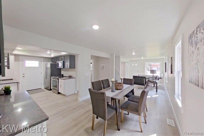 Building Photo - 695 Livernois St