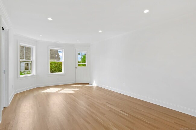 Building Photo - 134 Rowayton Ave