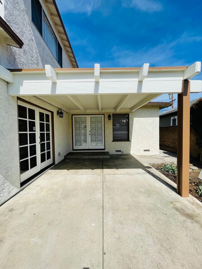 Building Photo - Lomita - Traditional Style - 4 bd / 2 ba H...