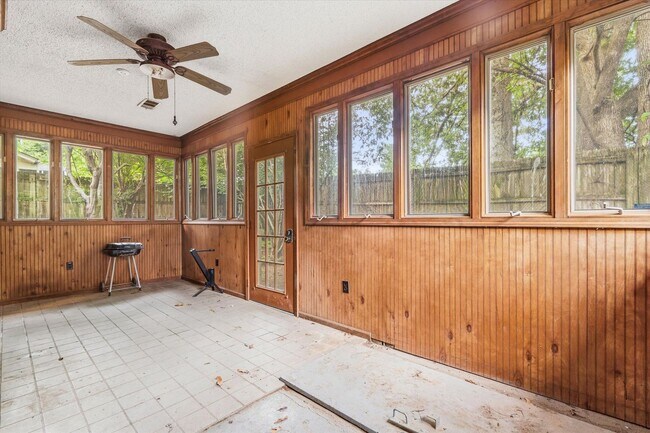 Building Photo - 4-BED, 2-BATH ALL-BRICK HOME NEAR JONESBORO COUNTRY CLUB!