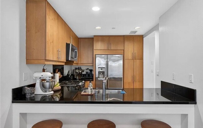 Building Photo - **150 The Promenade N #415 Long Beach** Upstairs Spacious 2 bedroom 2 bath !!2 weeks free OAC!!