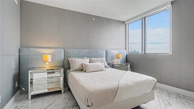 Building Photo - 1300 Brickell Bay Dr