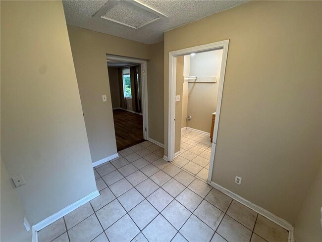 Building Photo - 4670 Rosewood Dr