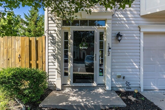 Building Photo - Twin Arch