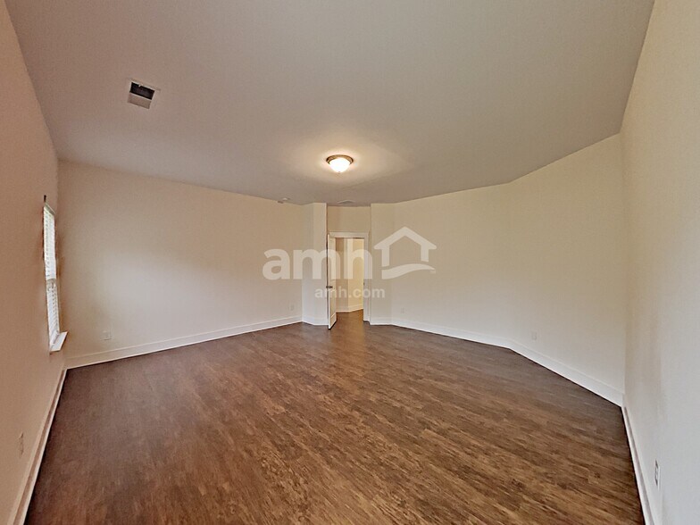 Building Photo - 1084 Adams Haven Bend