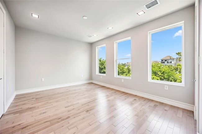 Building Photo - 1111 W 21st St