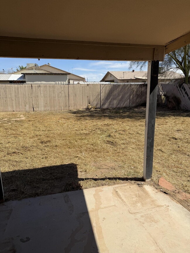 Building Photo - MOVE-IN READY 2 BED WITH NEW KITCHEN & CARPORT
