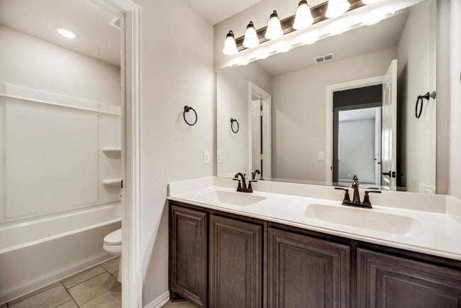 Building Photo - Checkout This 4 bed 2.5 bath 2827 sqft - Paloma Creek Beauty!!!