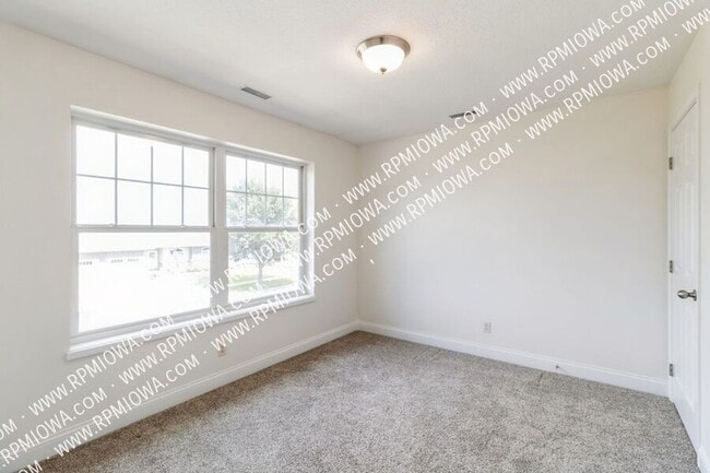 Building Photo - 5402 Tabor Dr