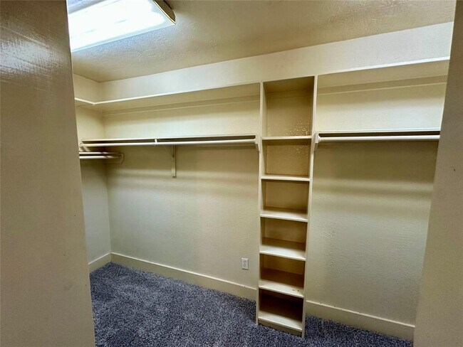 Building Photo - 530 Edgebrook Dr