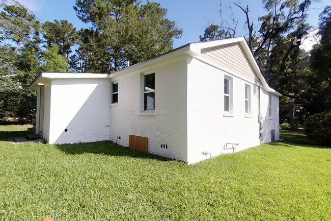 Building Photo - 813 N Spair St