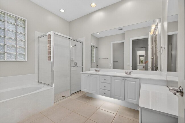 Building Photo - 121 Savona Dr