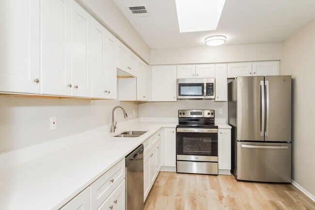 Building Photo - 565 Portland Cir