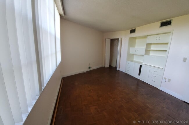 Building Photo - 1400 St Charles Pl